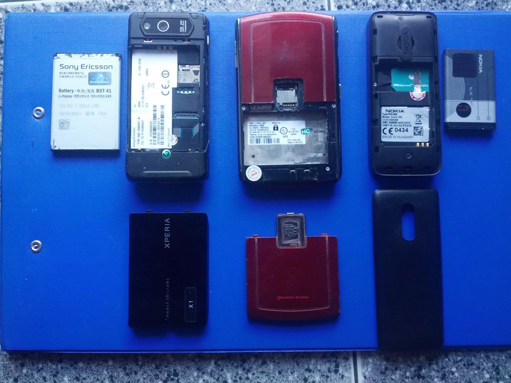 Cần bán Sony Ericsson X1i, BB 8830 red, Nokia 105 giá tốt - 1