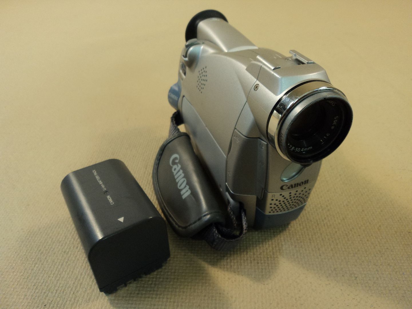 Canon Digital Video Camcorder NTSC 18X Optical Zoom MiniDV ZR45 MCA V2