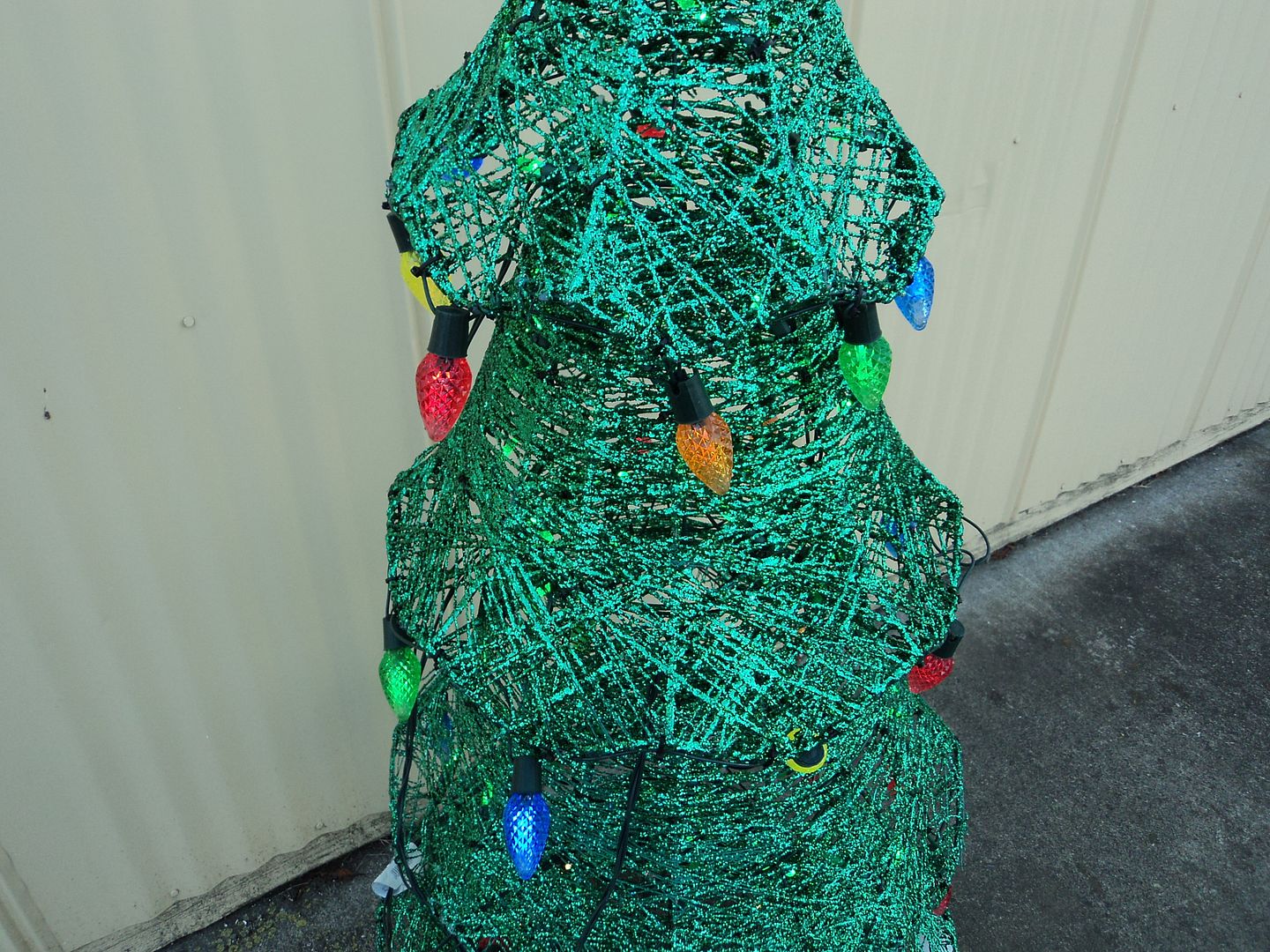 Philips 5 Foot LED Lighted Tree Indoor Outdoor 200 Lights 901842 Xmas