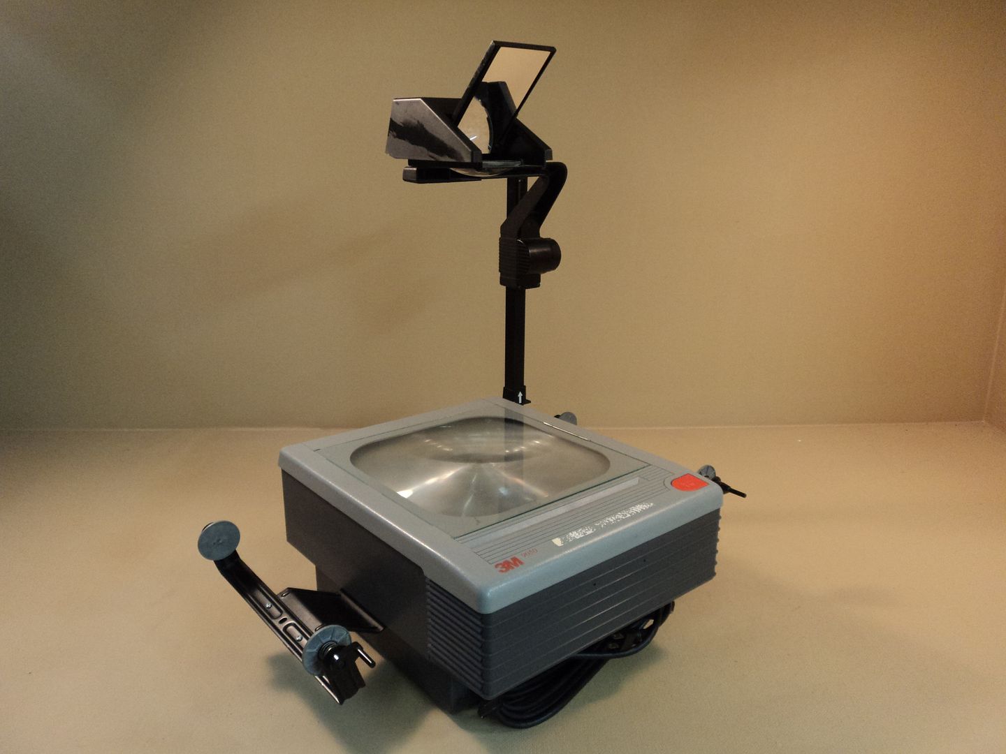 3M Overhead Projector Gray 120V 60Hz 4.5A 82W Bulb 2500 Lumens 9050