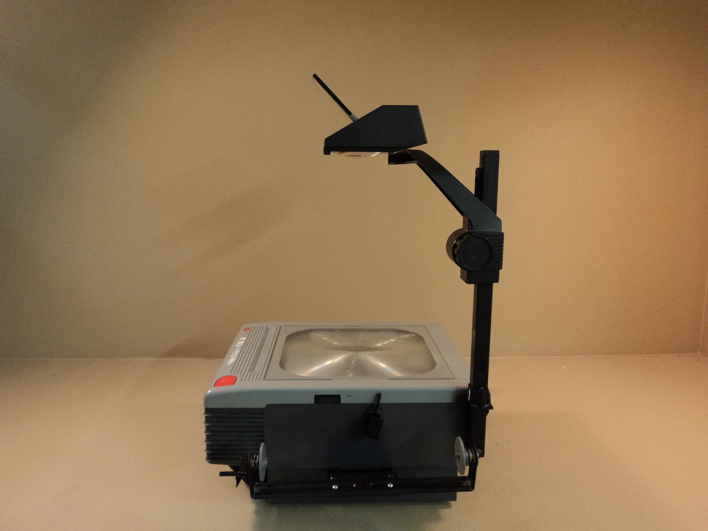 3M Overhead Projector Gray 120V 60Hz 4.5A 82W Bulb 2500 Lumens 9050