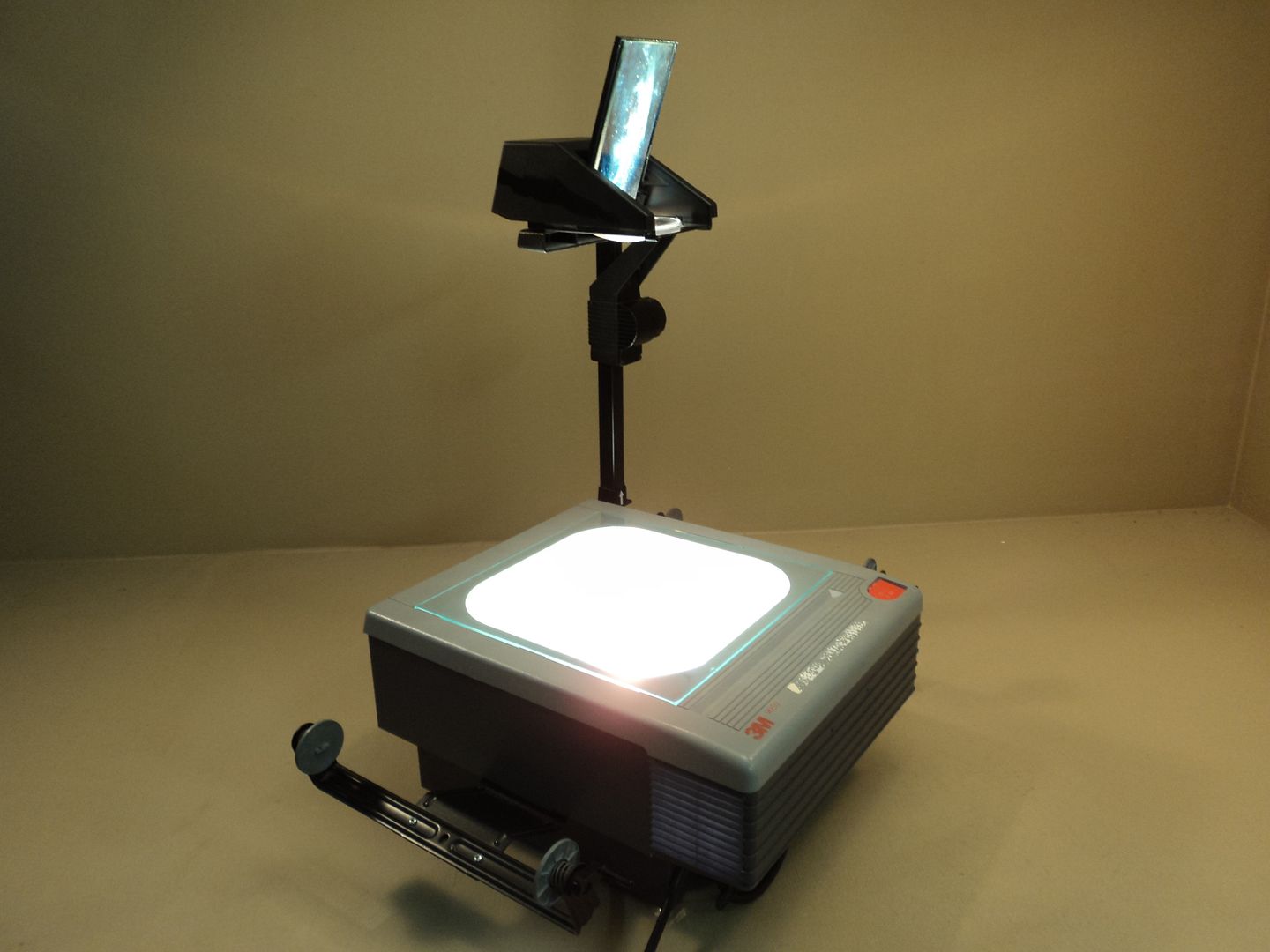 3M Overhead Projector Gray 120V 60Hz 4.5A 82W Bulb 2500 Lumens 9050